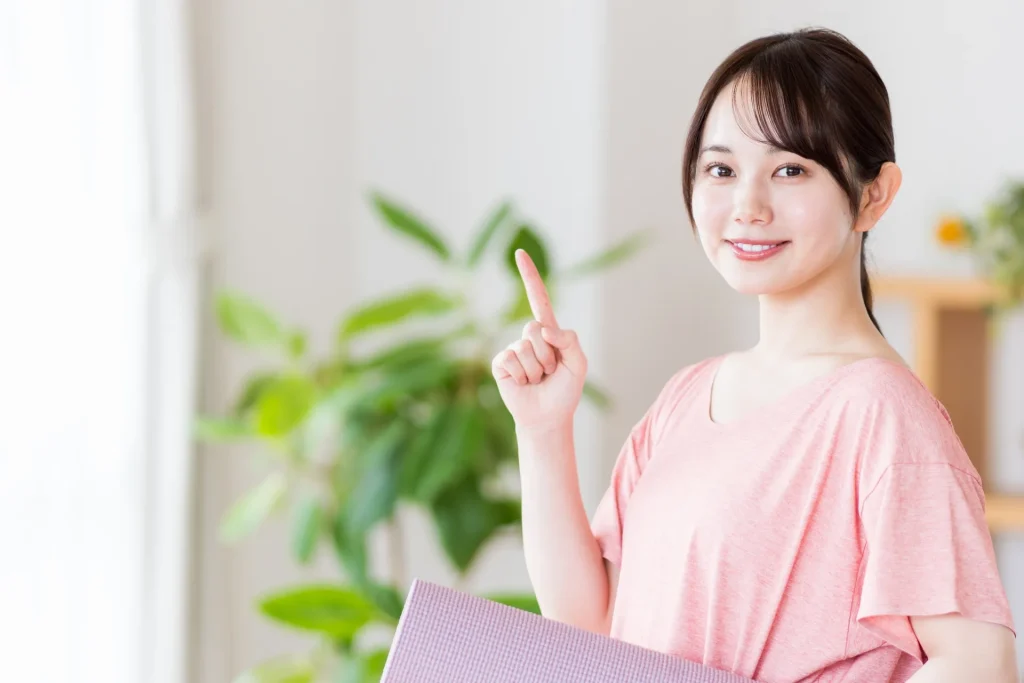 ポイントを紹介している女性