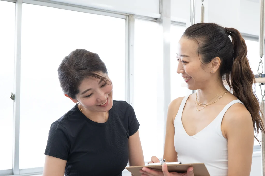 楽しそうに会話しているピラティス講師と生徒