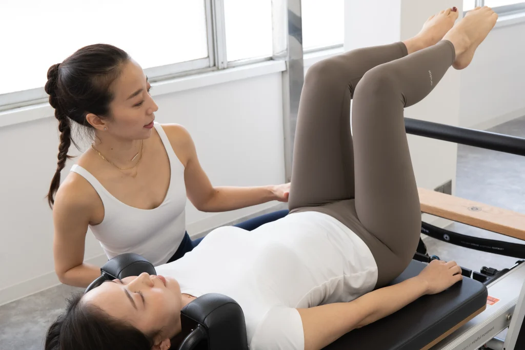 Studio I'llでマシンピラティスをしている生徒とスタッフ