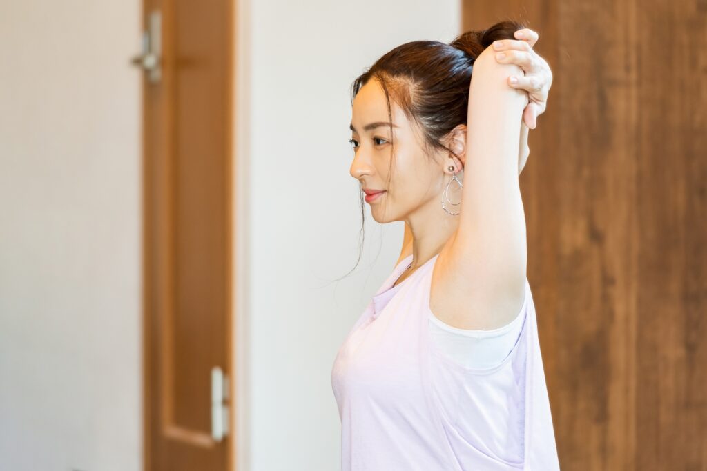 ストレッチをしている女性の画像